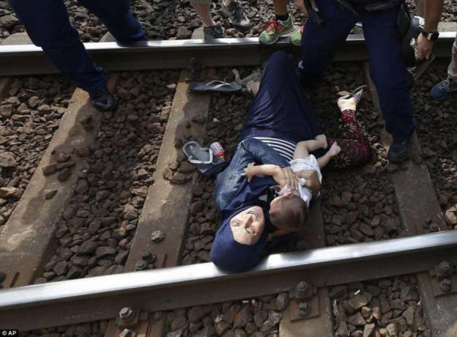 Kendisini Tren Raylarına Attı (Foto Galeri)