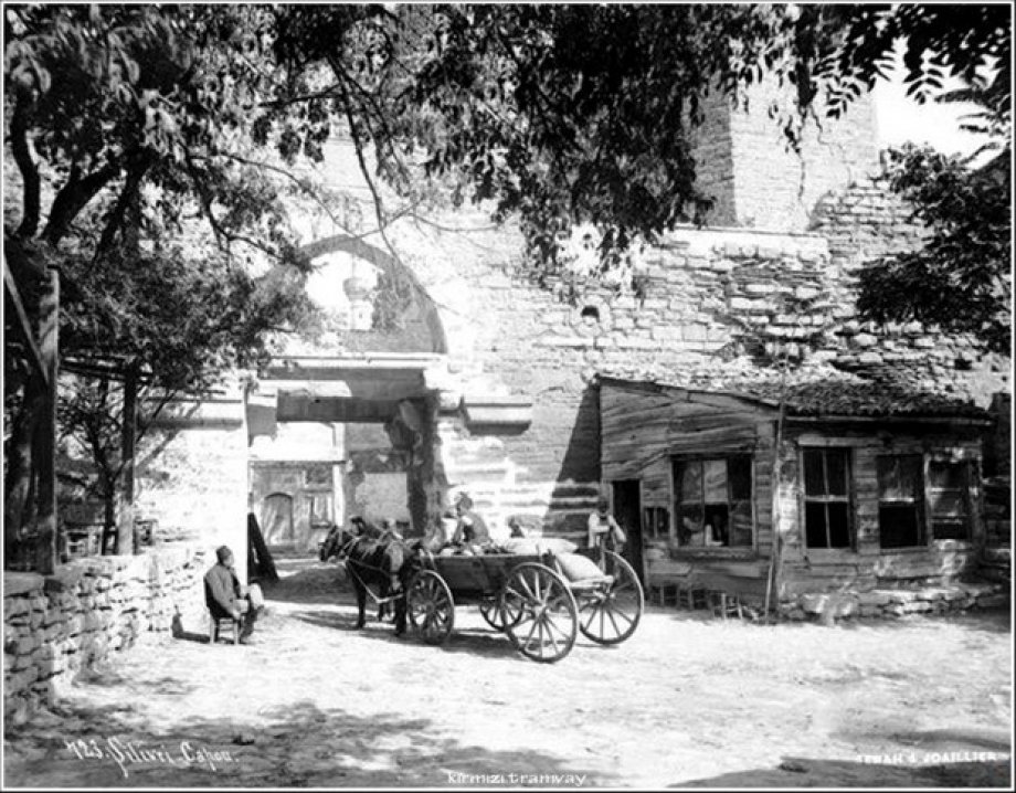 İstanbul'a ait tarihi fotoğrafları tefekkür etmeniz için takdirinize sunuyoruz.