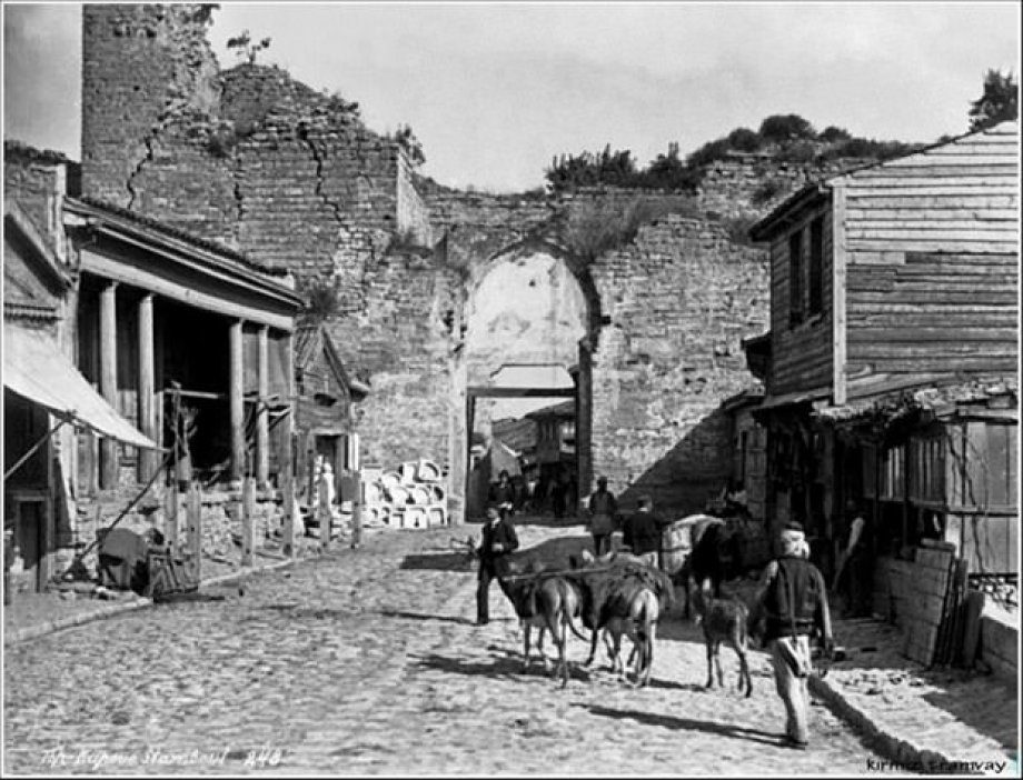 İstanbul'a ait tarihi fotoğrafları tefekkür etmeniz için takdirinize sunuyoruz.