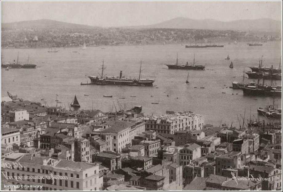 İstanbul'a ait tarihi fotoğrafları tefekkür etmeniz için takdirinize sunuyoruz.