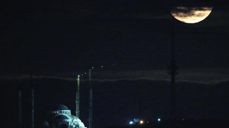 Subhanallah! Yüzyılın En Büyük Dolunay'ı İşte Böyle Görüntülendi