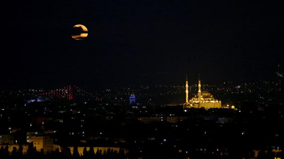 Subhanallah! Yüzyılın En Büyük Dolunay'ı İşte Böyle Görüntülendi