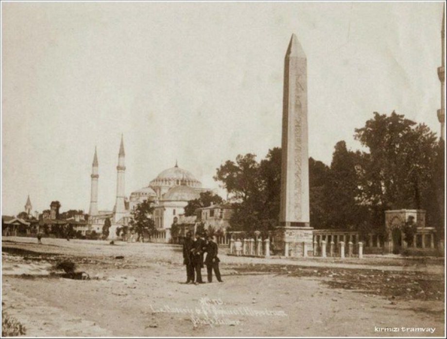İstanbul'a ait tarihi fotoğrafları tefekkür etmeniz için takdirinize sunuyoruz.