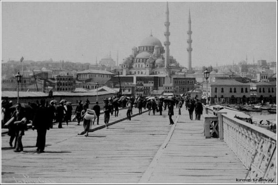 İstanbul'a ait tarihi fotoğrafları tefekkür etmeniz için takdirinize sunuyoruz.