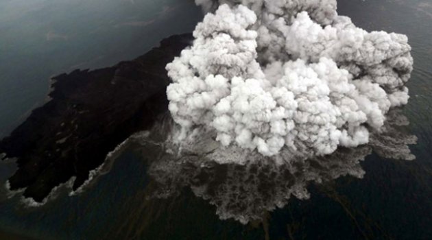 Endonezya'da Anak Krakatau Yanardağı'nda bir günde 37 patlama