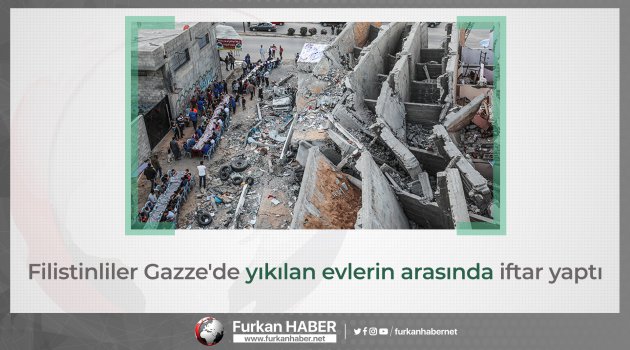Filistinliler Gazze'de yıkılan evlerin arasında iftar yaptı