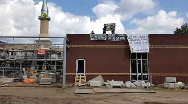 Hollanda'da 'Cami istemiyoruz' deyip saldırdılar