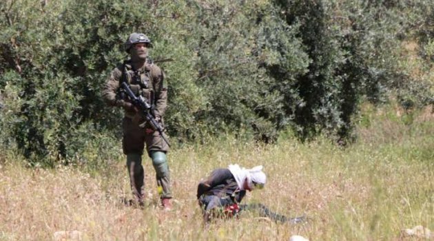 İsrail askerleri gözleri bağlı Filistinliyi vurdu