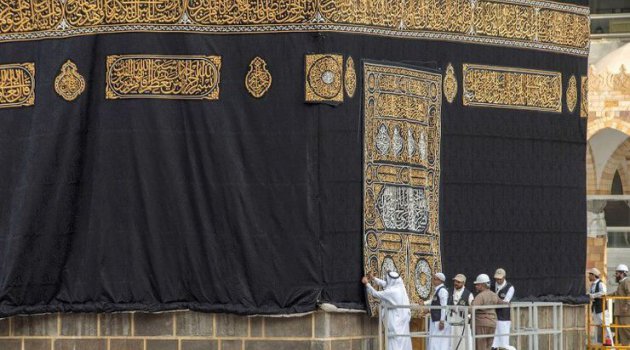Kabe'nin hac mevsiminde bir kısmı kaldırılan örtüsü yeniden indirildi