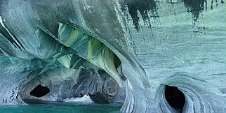 Rengi mevsime göre değişen mermer mağaraları