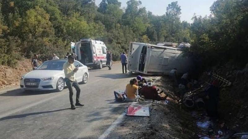 Mersin'de tarım işçilerini taşıyan midibüs devrildi: 1ölü, 34 yaralı