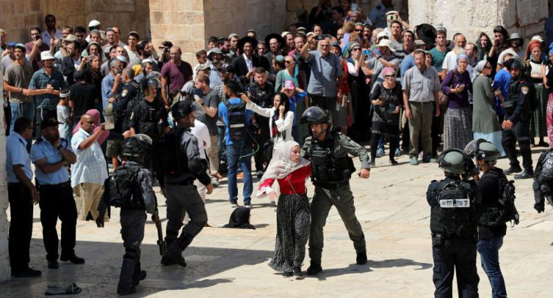 İşgalci İsrail Mescid-i Aksa'da cemaate saldırdı