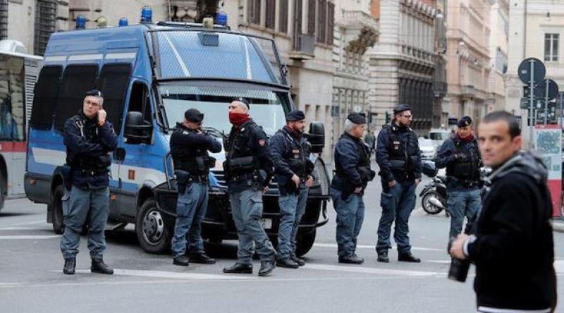 İtalya’da Covid-19 önlemleri protesto edildi