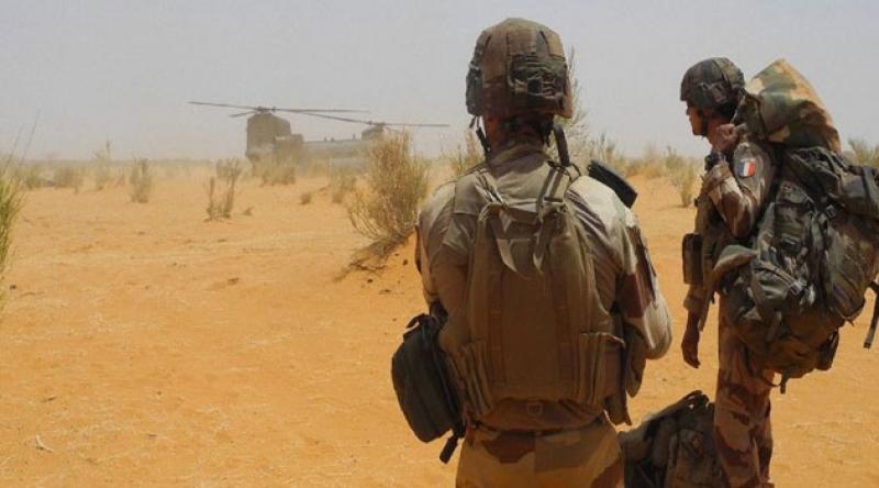 Fransa yüzlerce askerini Mali'den çekiyor