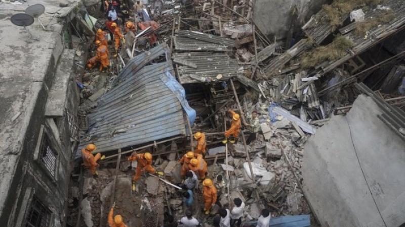 Hindistan'da bina çöktü: 10 ölü