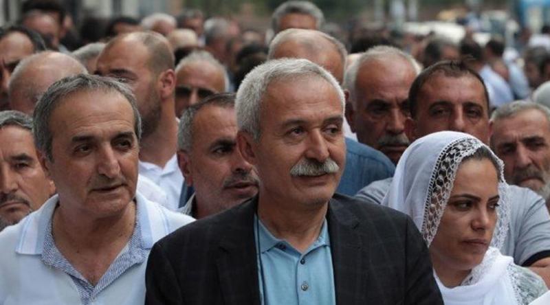 Görevden alınan Diyarbakır Büyükşehir Belediye Başkanı Selçuk Mızraklı gözaltına alındı