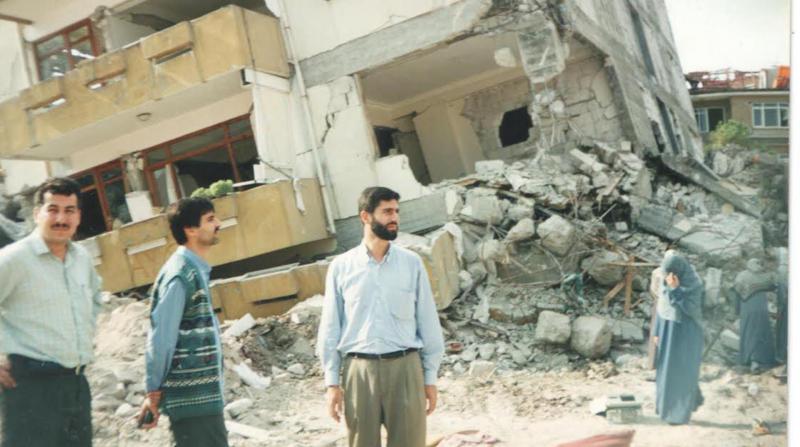 Suç örgütü kurmakla suçlanan Alparslan Hocanın 20 Yıl Önce 17 Ağustos Depremi Sonrası Bölgeye Yardım Ziyareti