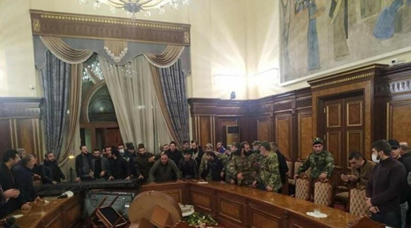 Paşinyan'ın yenilgiyi kabul etmesinin ardından öfkeli halk parlamento binasını işgal etti