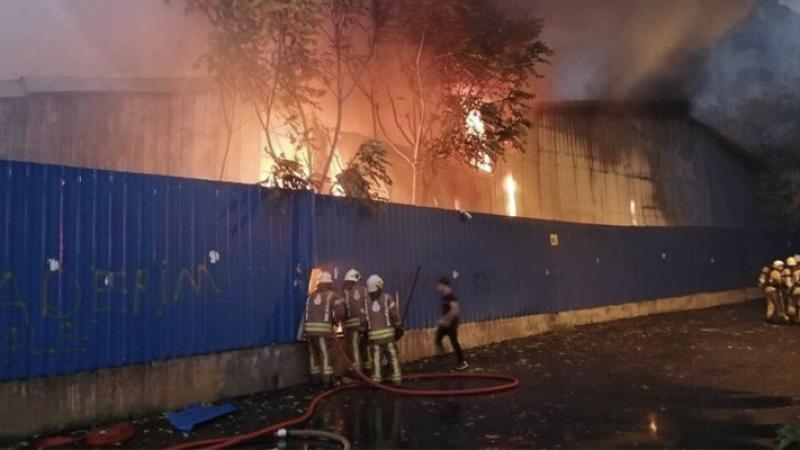 İstanbul’da kağıt fabrikasında yangın!