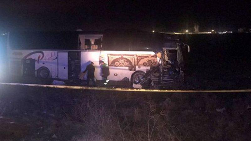Yolcu otobüsü tıra çarptı: 44 kişi yaralı