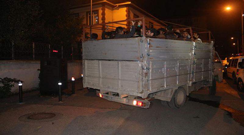 Bir insanlık dramı! 6 metrekarelik kamyonet kasasından 61 kişi
