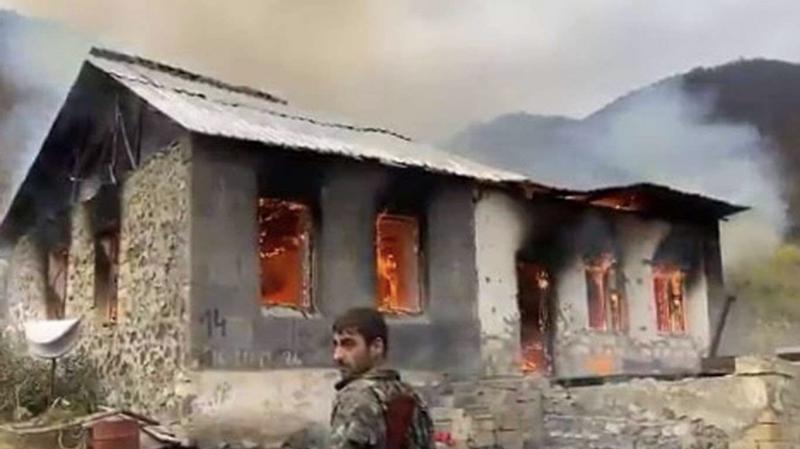 Ermenistan ordusu boşaltacağı bölgelerdeki evleri yakıyor