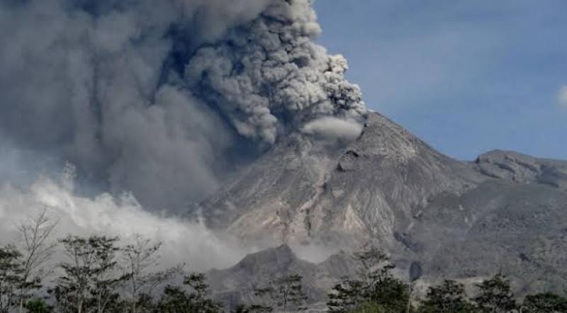 Endonezya'da Merapi Yanardağı'nda son 24 saatte 3 patlama oldu