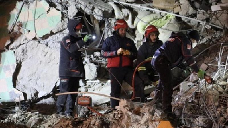 Elazığ'daki depremde hayatını kaybedenlerin sayısı yükseliyor