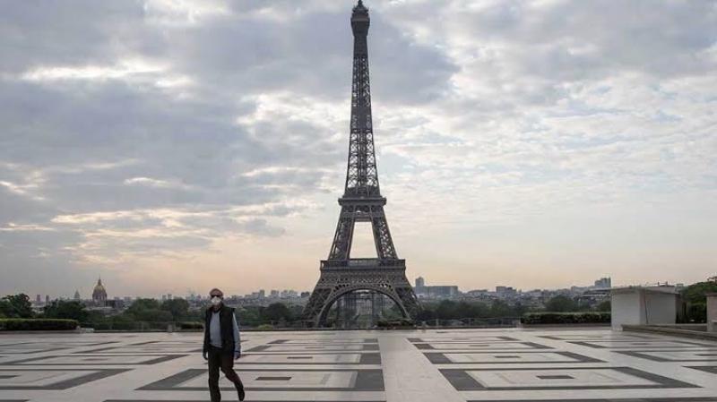Fransa'da Paris ve 8 büyük şehirde sokağa çıkma yasağı ilan edildi