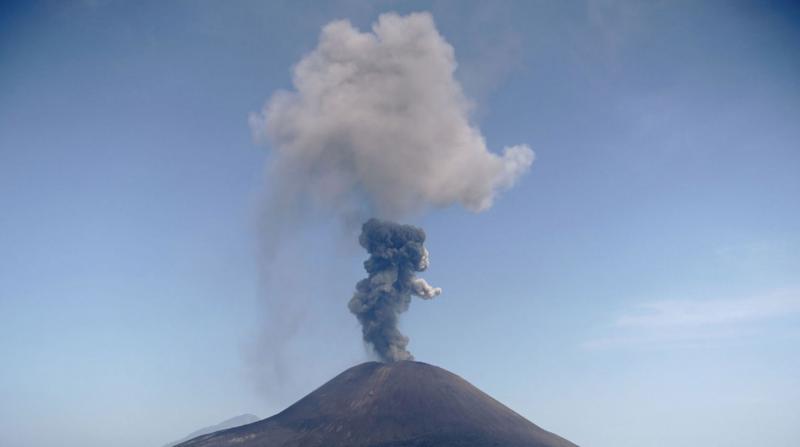 Endonezya'da Yanardağ Patladı