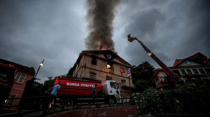 Bursa'da 2 Katlı Tarihi Bina Yandı