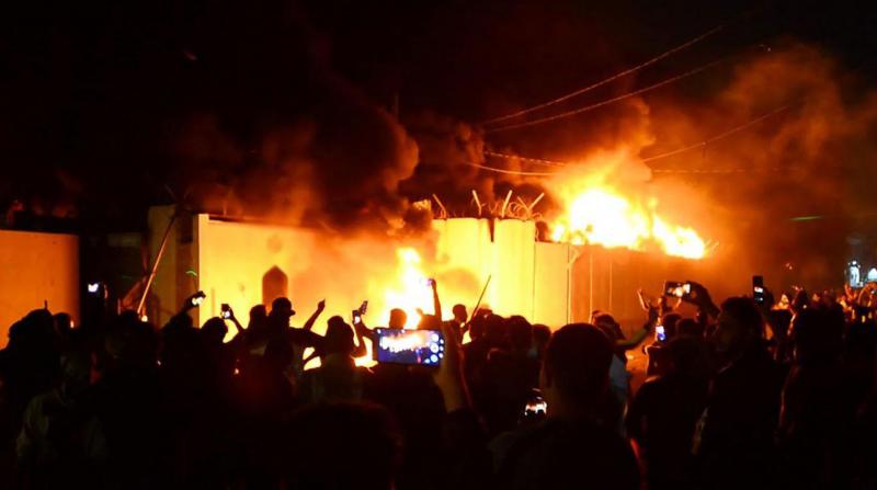 Irak'ta göstericiler Şii Bedir Tugayları Merkezi'ni ateşe verdi