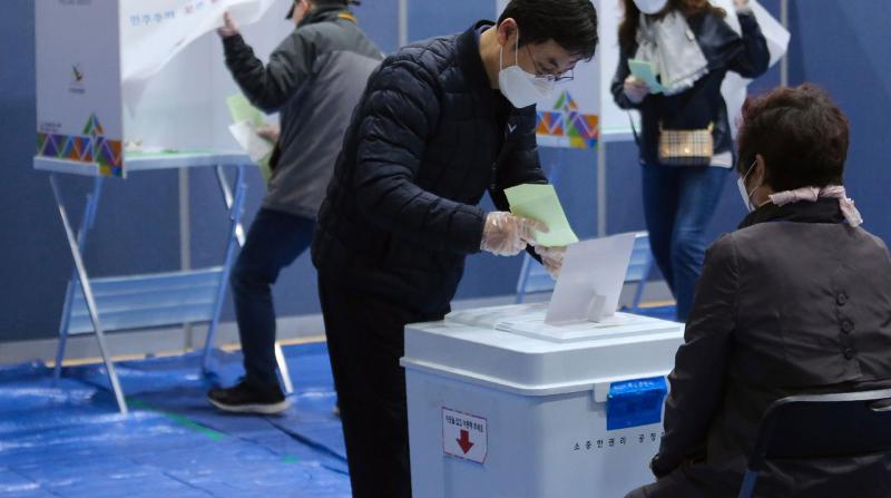 Güney Kore'de Korona Salgınında Seçime Gittiler