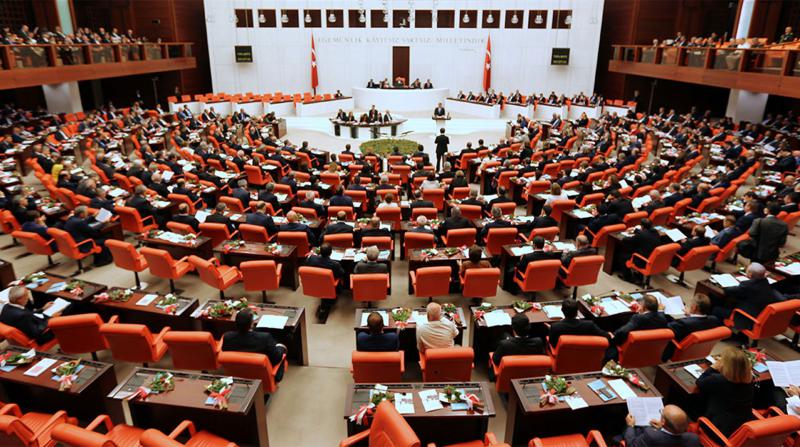 AKP, 95 maddelik yeni yasa teklifini Meclis'e sundu