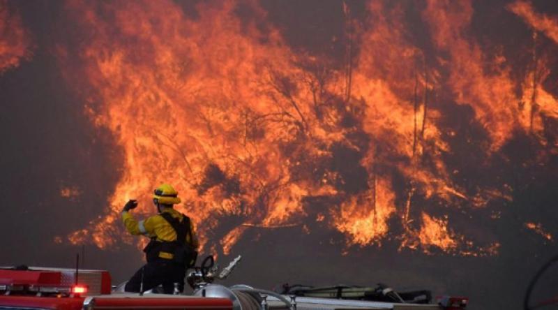 ABD'deki yangın nedeniyle çok sayıda mesken tahliye ediliyor