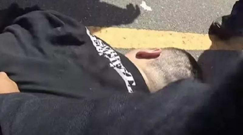 ABD’de polisin 6 dakika boyunca sıcak asfalta bastırdığı kişi hayatını kaybetti
