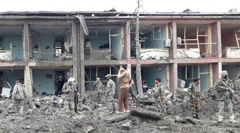 Afganistan'da bombalı araçla askeri binaya saldırı