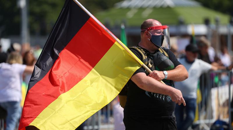 Almanya’da Kovid-19 tedbirlerini binlerce kişi protesto etti