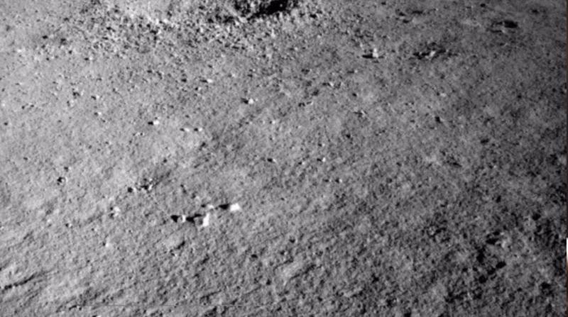 Ay'ın karanlık yüzünde açıklanamayan "jel benzeri bir madde" bulundu