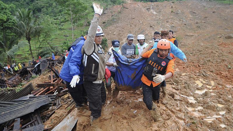 Endonezya'da aralıksız yağışlar heyelana neden oldu: 2 ölü