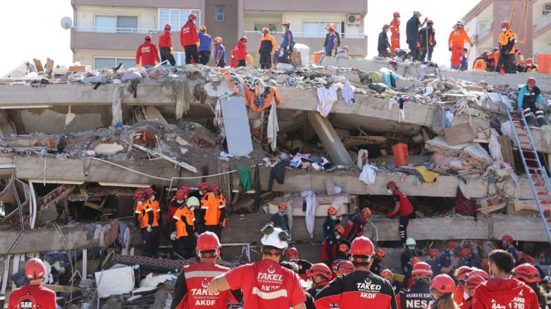 İzmir'deki depremde yıkılan binalarla ilgili aralarında müteahhitlerin de bulunduğu 7 kişi tutuklandı