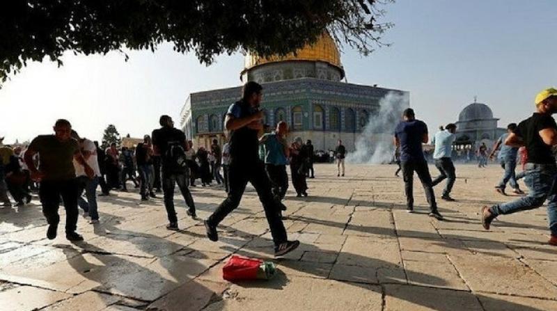 İşgalci İsrail güçleri bayram namazı kılan Filistinlilere saldırdı