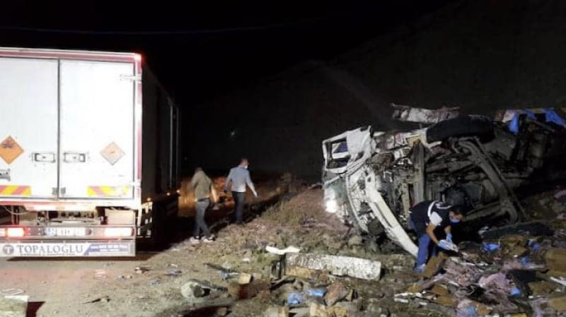 Erzurum’da dinamit yüklü kamyon devrildi: İki ölü