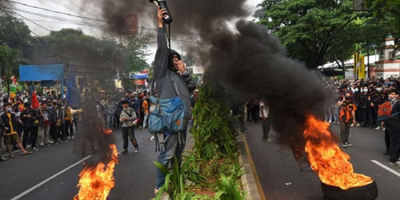 Endonezya'da istihdam yasası protestoları: 400 gözaltı