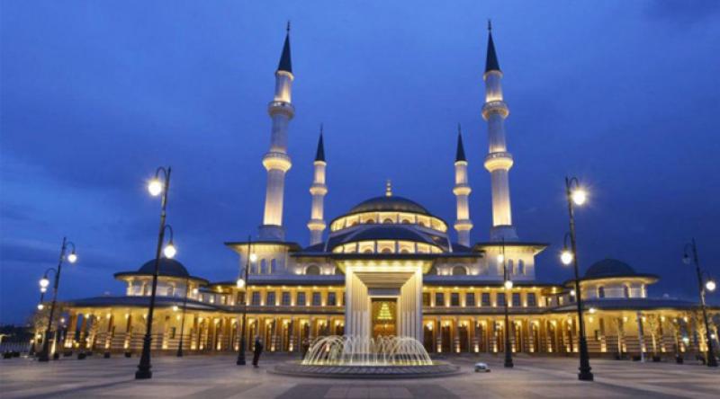 Türkiye'de sadece Beştepe Millet Camisi'nde çok az katılımla cuma namazı kılındı