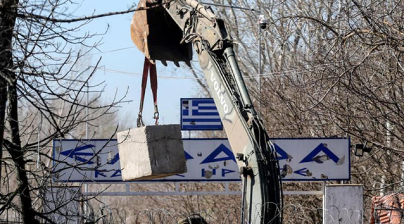 Yunanistan'ın mültecilere karşı yeni hamlesi: Beton bloklar...