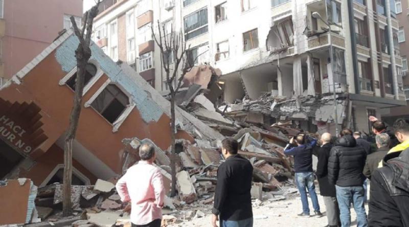 İstanbul Bahçelievler'de bir bina çöktü