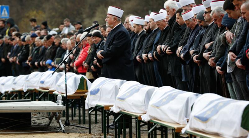 Bosna'daki savaşta öldürülen 12 Boşnak, 27 yıl sonra toprağa verildi