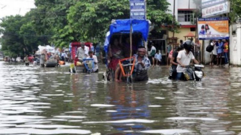 Hindistan'da sel felaketinde 1 milyondan fazla kişi evini terk etti