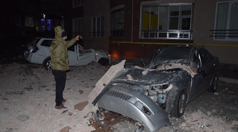 Kayseri'de şiddetli fırtına: Çatılar arabaların üzerine uçtu